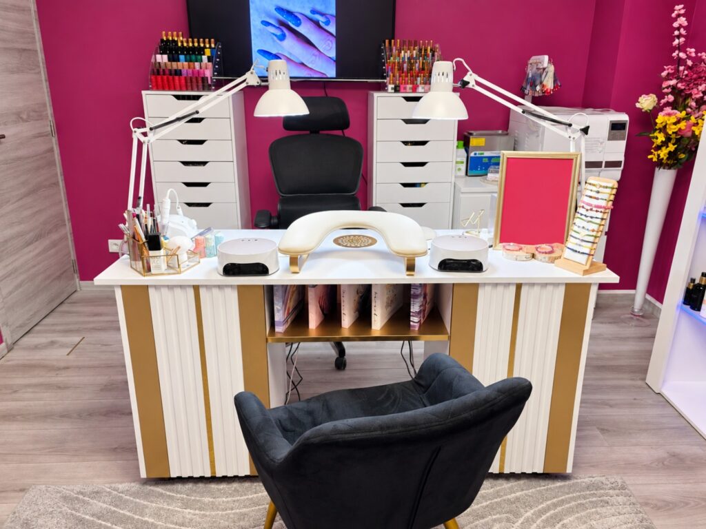 Poste de manucure professionnel du salon Alina Nails à Arquennes